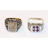 2 Ringe: ein Ring Silber/vergoldet mit Monogrammgravur LP und Reliefdekor, Gr. 66, und Silber Ring