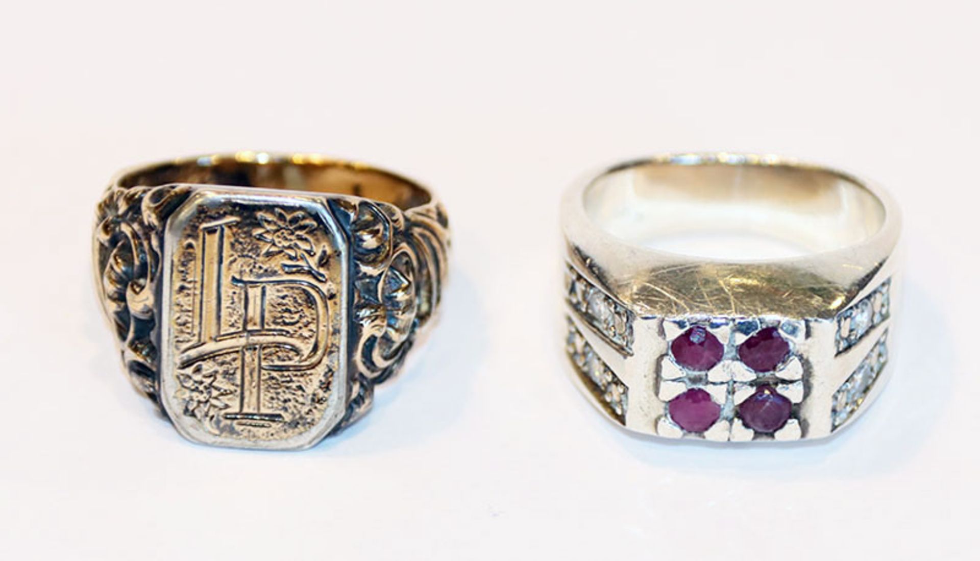 2 Ringe: ein Ring Silber/vergoldet mit Monogrammgravur LP und Reliefdekor, Gr. 66, und Silber Ring