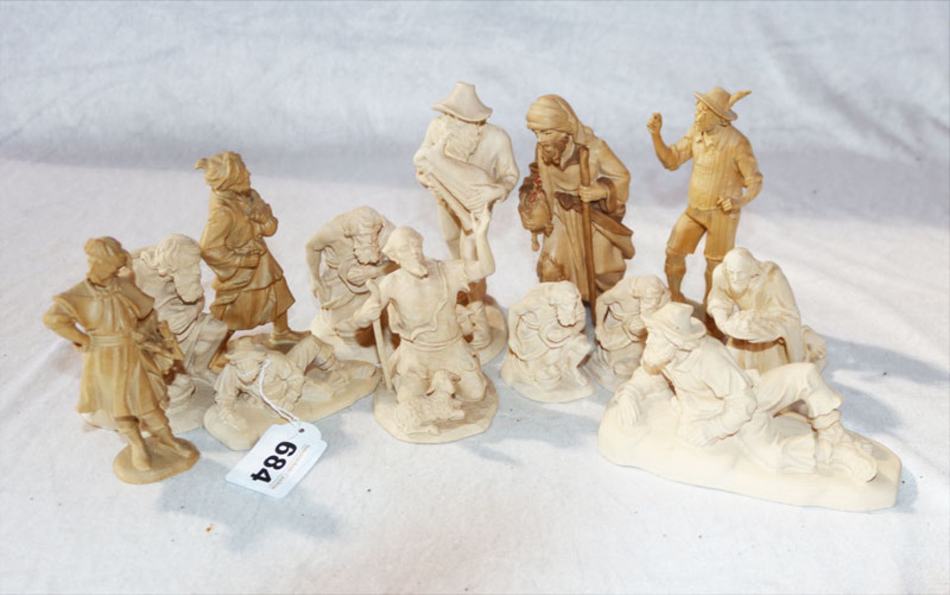 Konvolut von 13 Holz Krippenfiguren aus Oberammergau, ungefaßt, H 9/14 cm