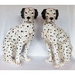 Paar Keramik Hunde 'Dalmatiner', weiß/schwarz glasiert, gut erhalten, H 74 cm, L 60 cm, kein