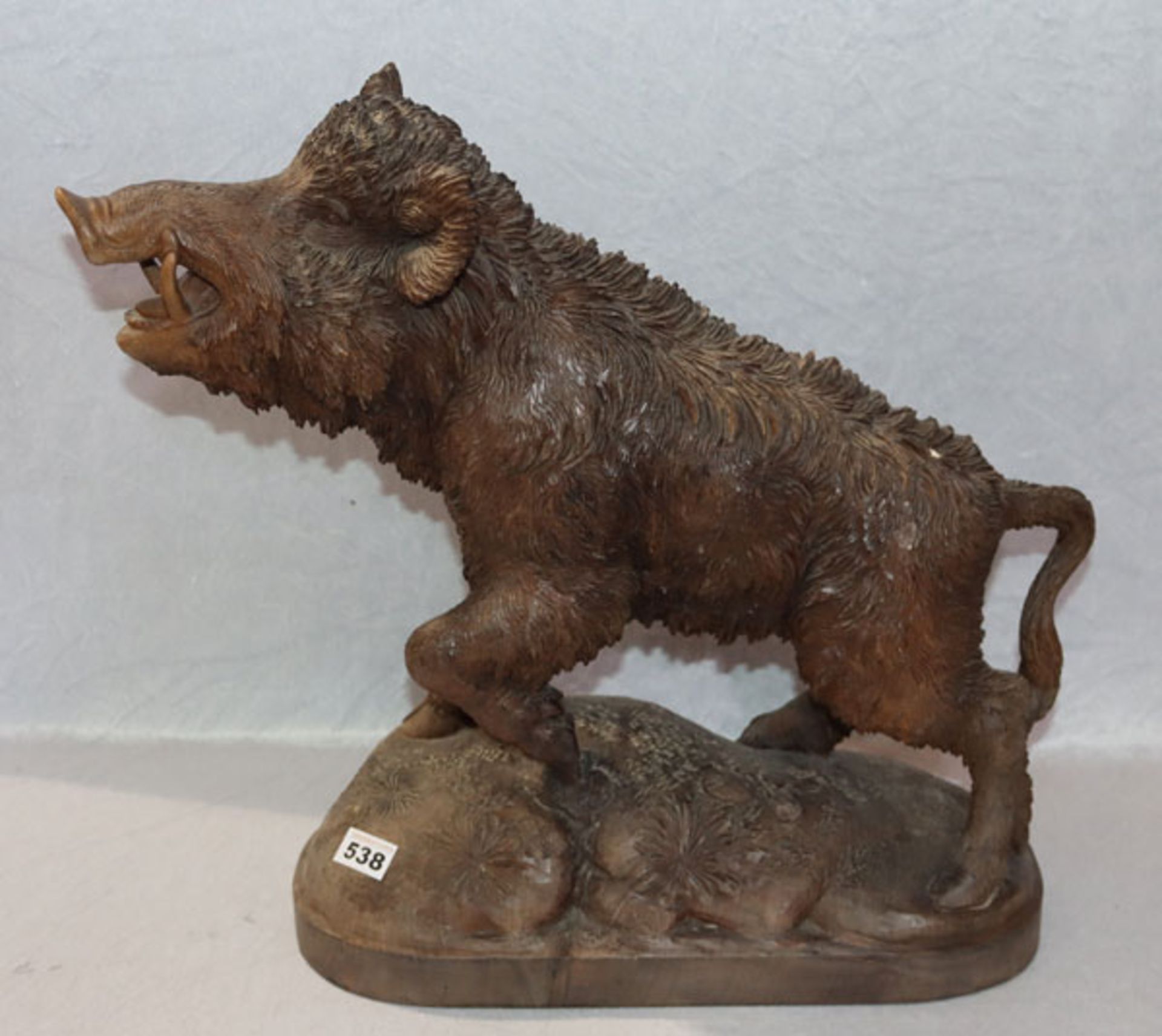 Holzskulptur 'Wildschwein', detailliert geschnitzt, dunkel gebeizt, H 47 cm, L 61 cm