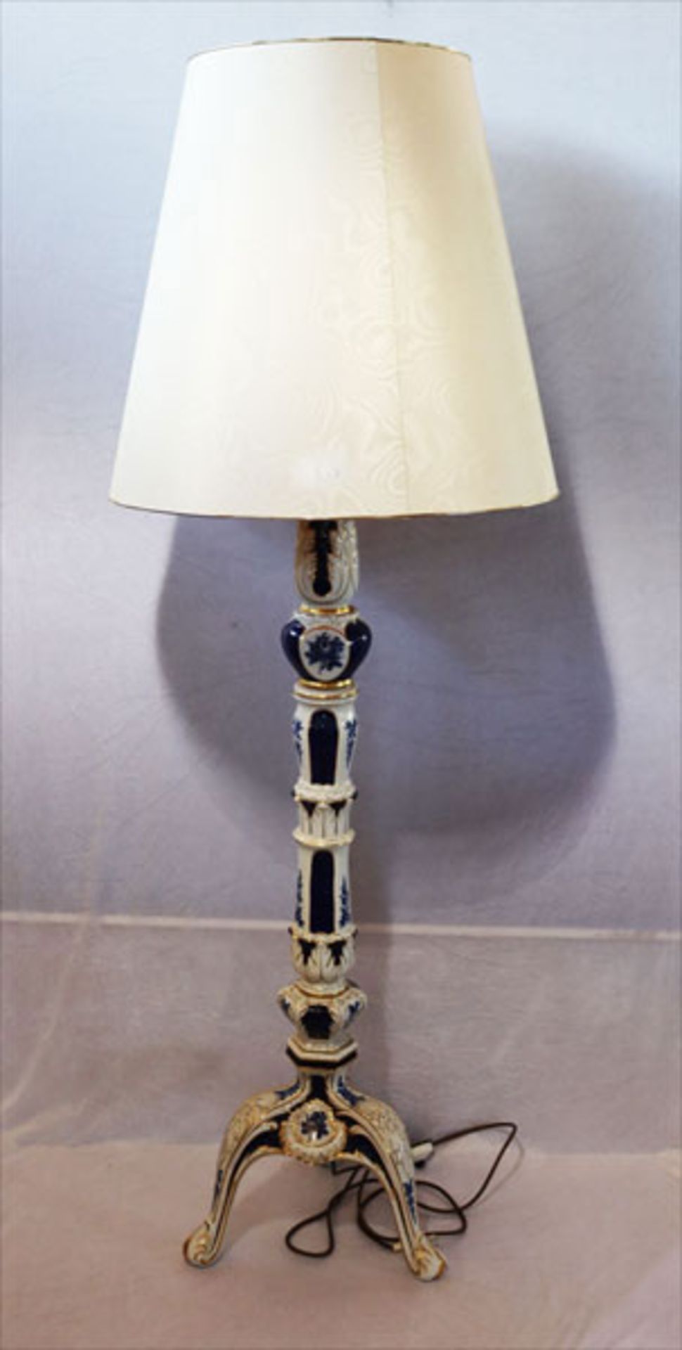 Plaue Porzellan Stehlampe mit blau/goldenem Dekor und beigen Schirm, H 171 cm, D 60 cm, Funktion