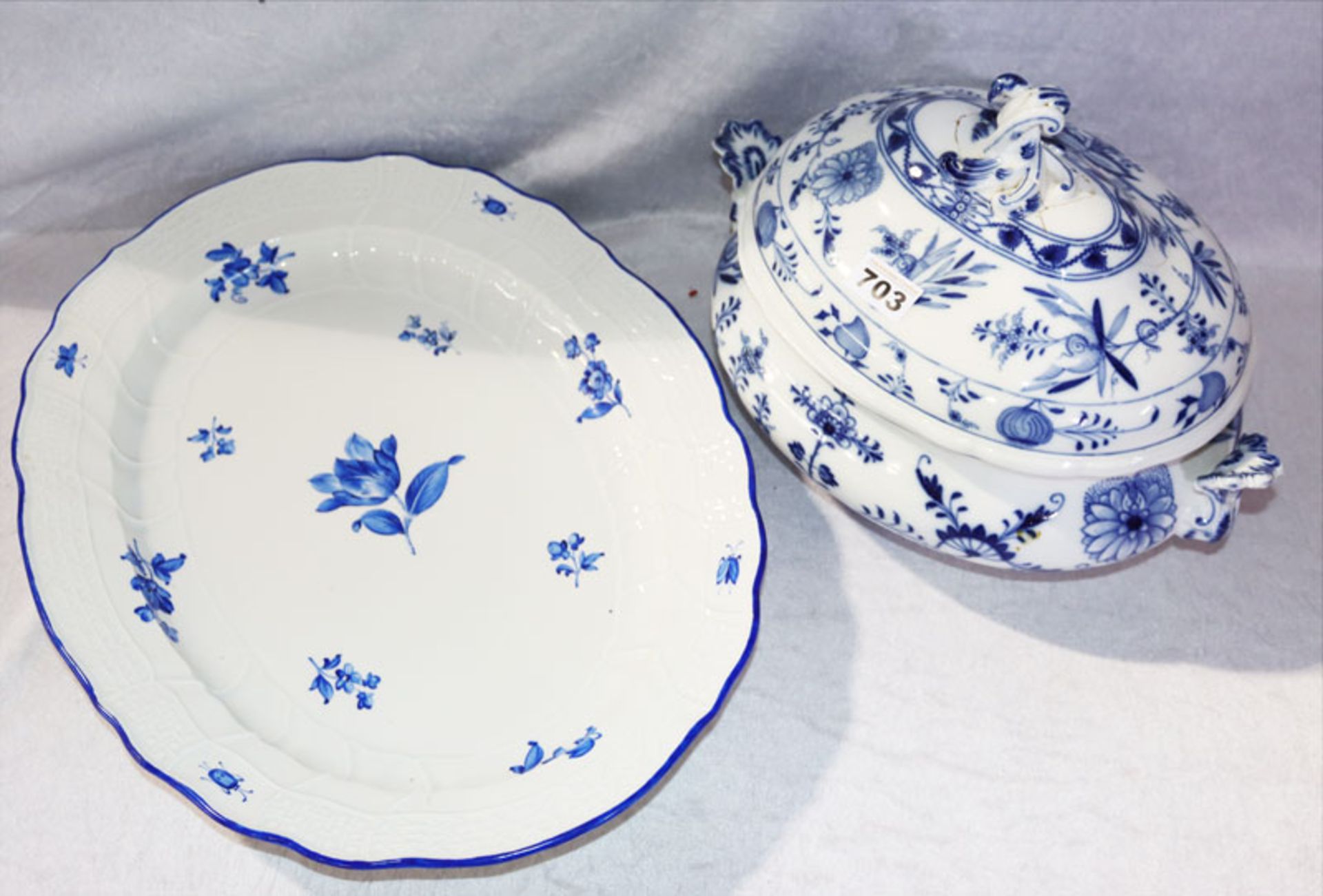 Meissen Platte mit Reliefrand und blauer Blumenmalerei, 2. Wahl, 51 cm x 39 cm, und Meissen