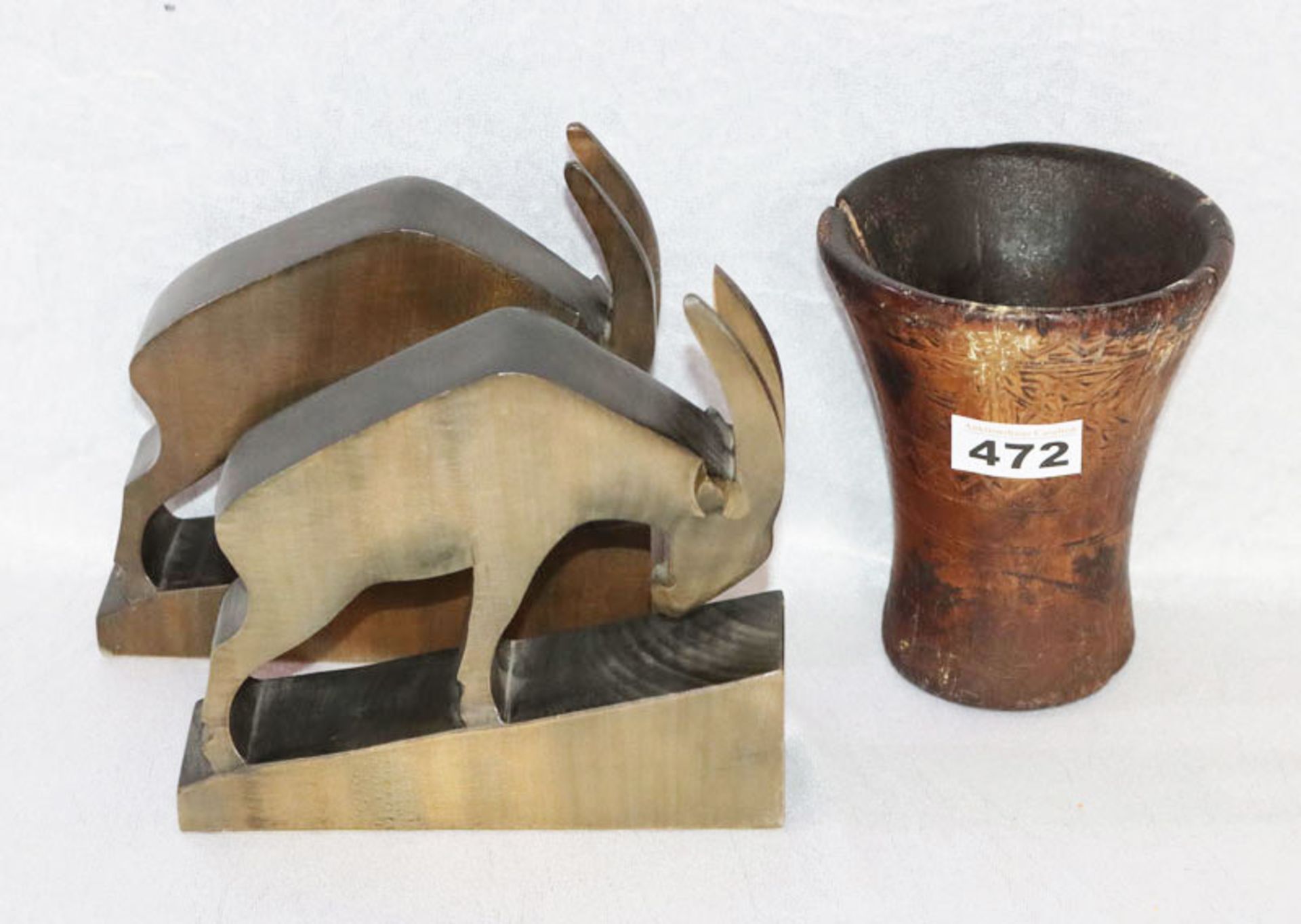 Paar Holz Buchstützen in Form eines Bocks, H 17 cm, ein Horn beschädigt, und Holzbecher mit