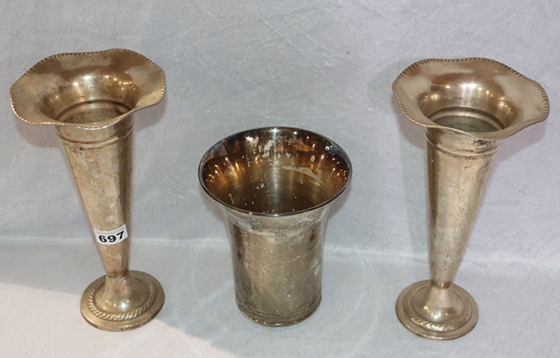Paar Metall Vasen mit geschwungenem Rand, H 29 cm, D 16 cm, und Bechervase, H 18,5 cm, D 16 cm,