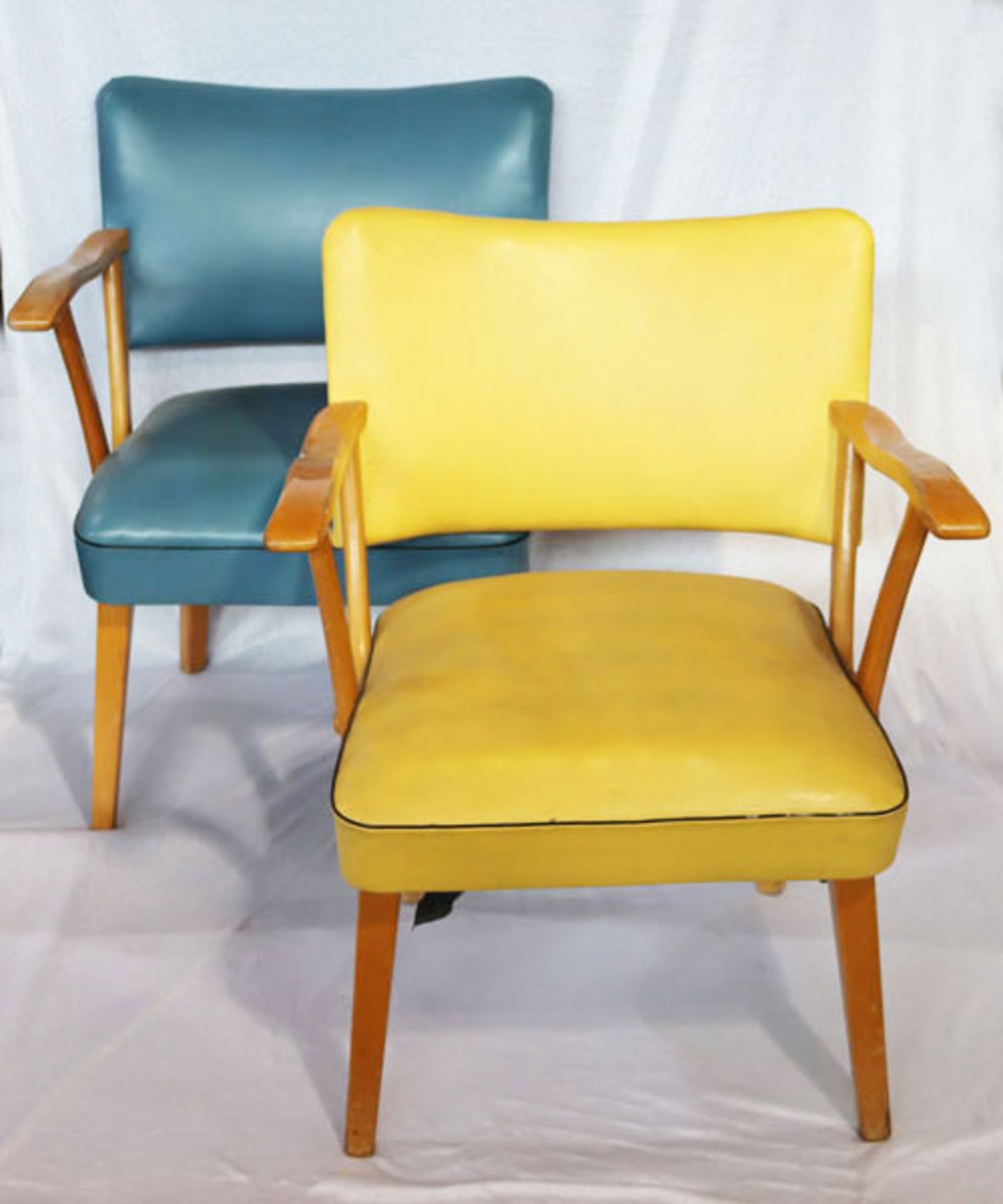 3 Armlehnstühle, Sitz und Lehne gepolstert und 2 blau und einer gelb mit Leder bezogen,