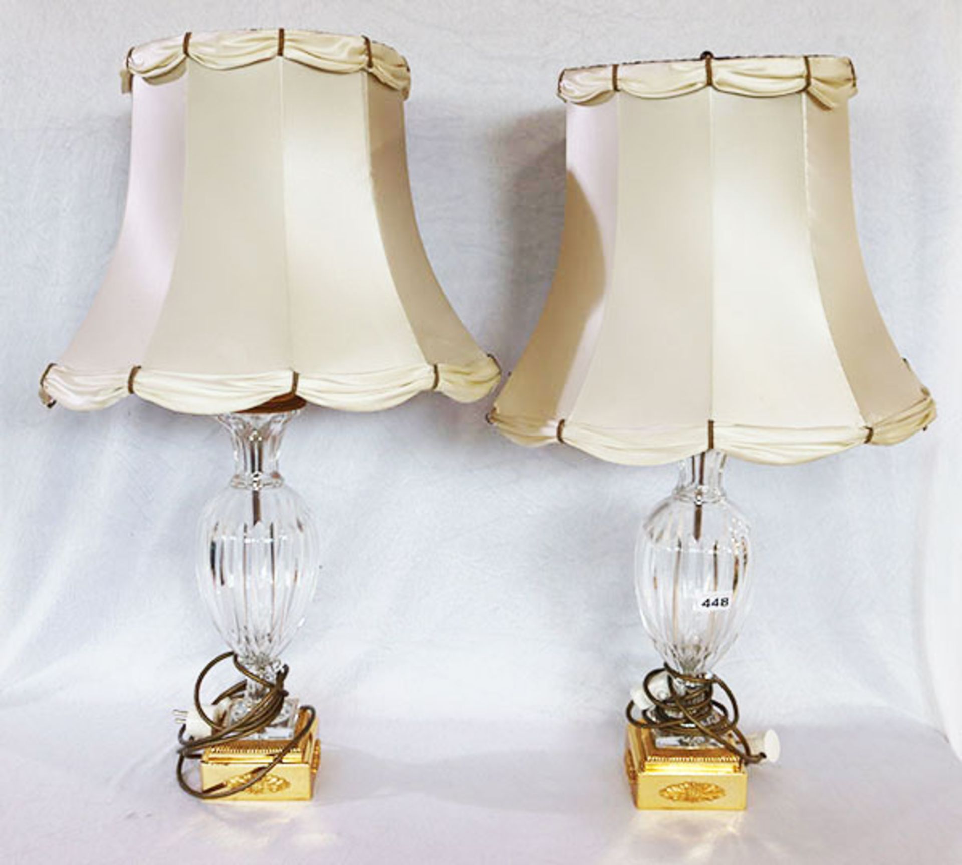Paar Glas/Messing Tischlampen mit beigen Schirmen, H 76 cm, D 45 cm, Funktion nicht geprüft,