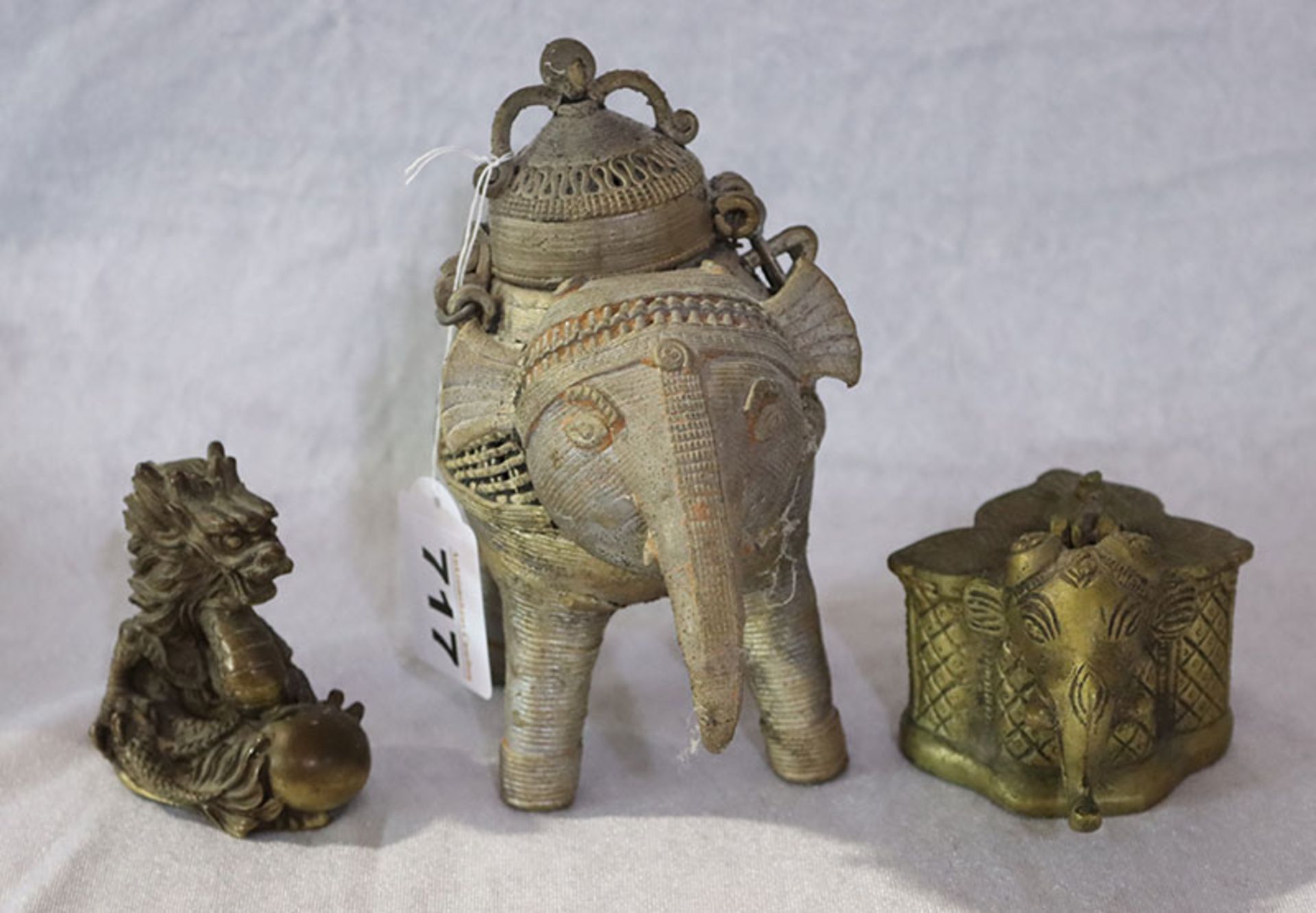 Konvolut von asiatischem Metall Zierrat in Form von Elefanten und Drachen, H 7/17 cm, Altersspuren