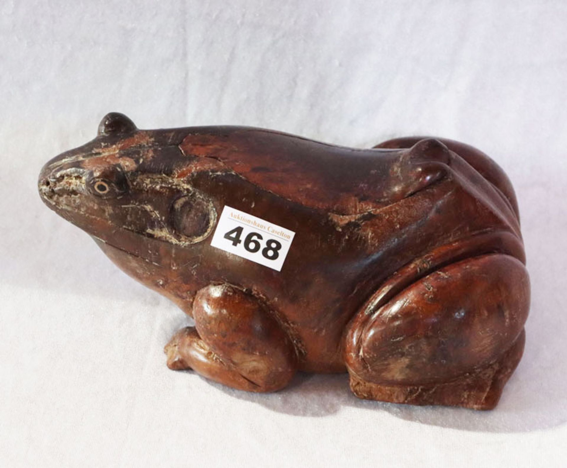Holzdose in Form einer Kröte, am Rücken zu öffnen, teils beschädigt, H 11 cm, L 27 cm, Altersspuren