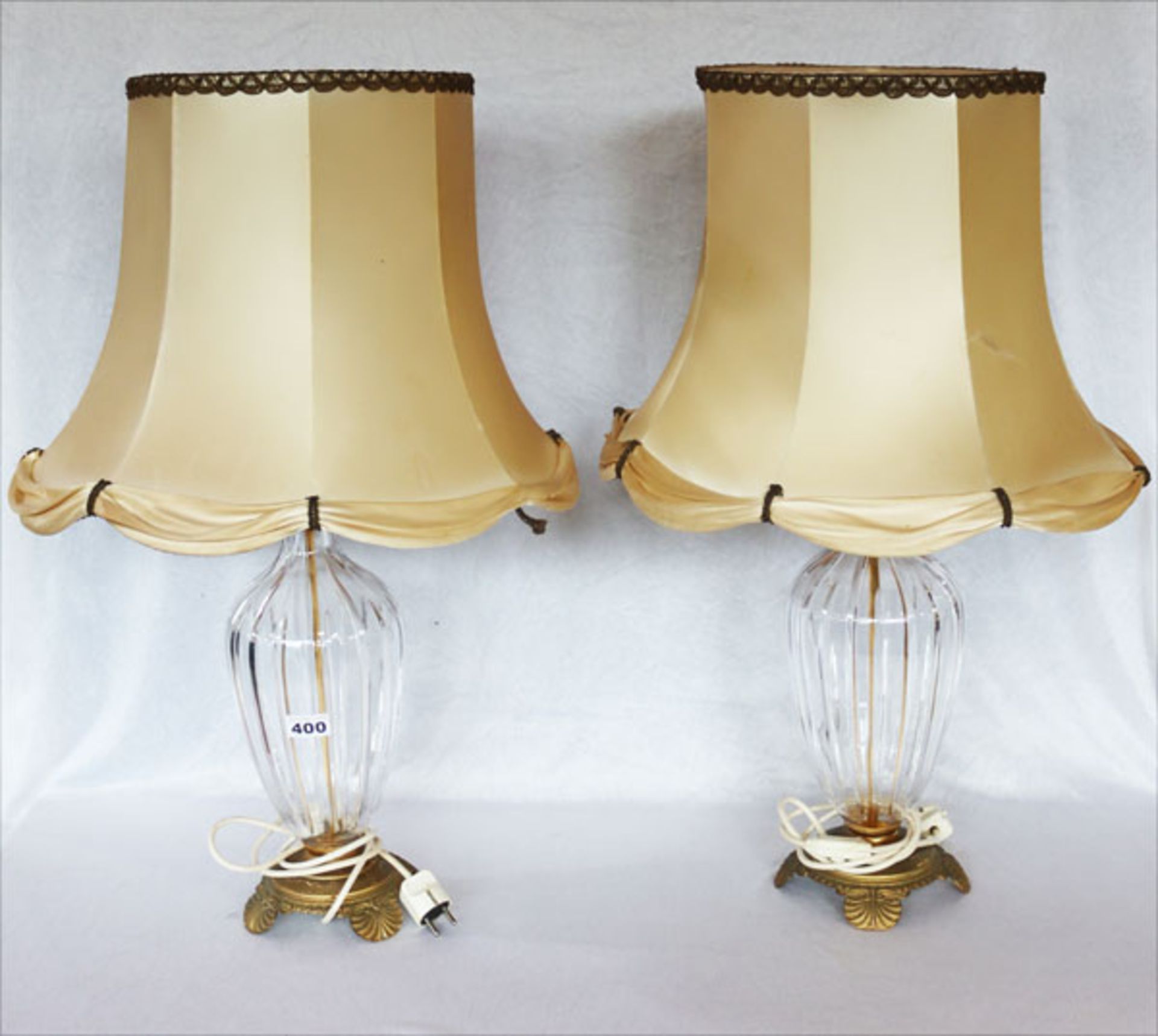Paar Glas/Messing Tischlampen mit beigen Stoffschirm, Gebrauchsspuren, Schirme teils beschädigt