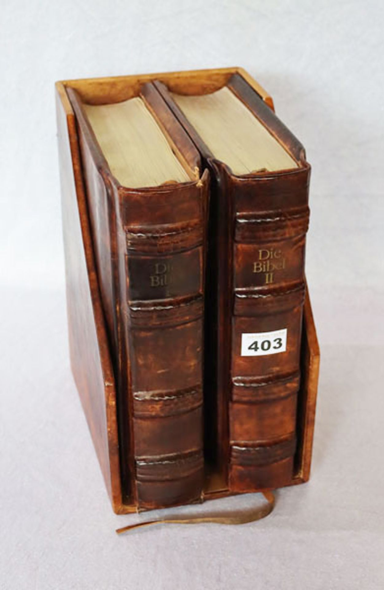 2 Bücher 'Die Grosse Bibel I und II', 1975, teils mit Goldschnitt, in Leder gebunden mit Schuber,