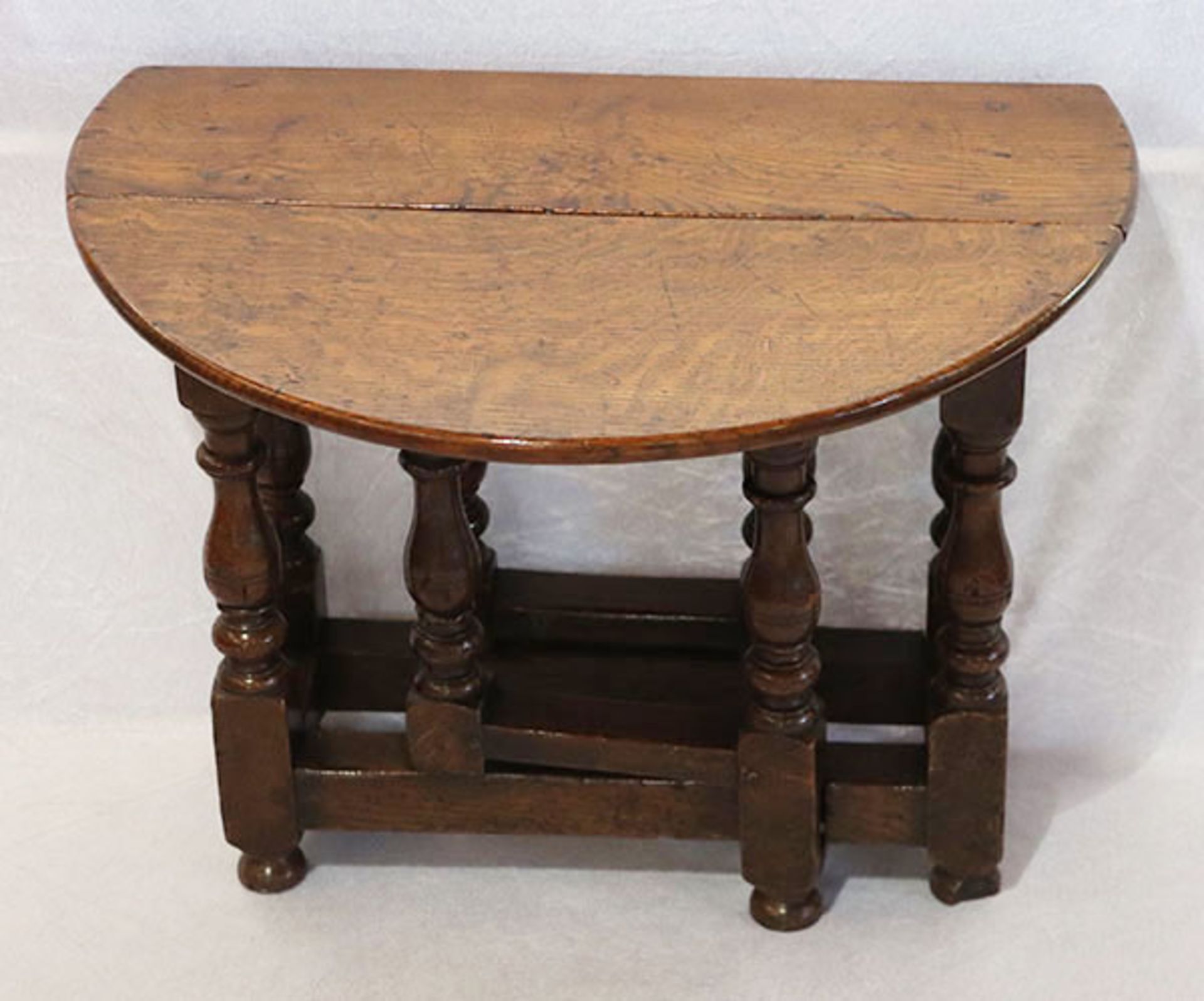 Gateleg Table, Korpus mit gedrechselten Beinen, Ende 19. Jahrhundert, H 48 cm, B 64 cm, T 59 cm,