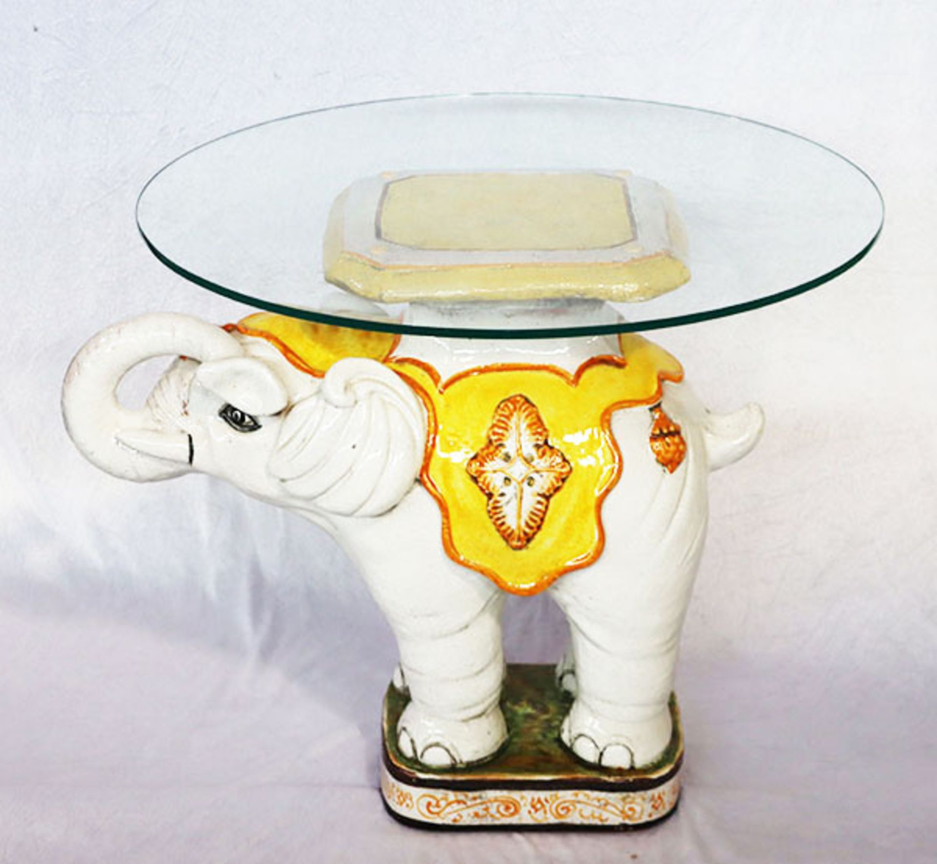 Keramik 'Elefant', farbig glasiert, mit runder Glasplatte, H 57 cm, D 64 cm, Gebrauchsspuren