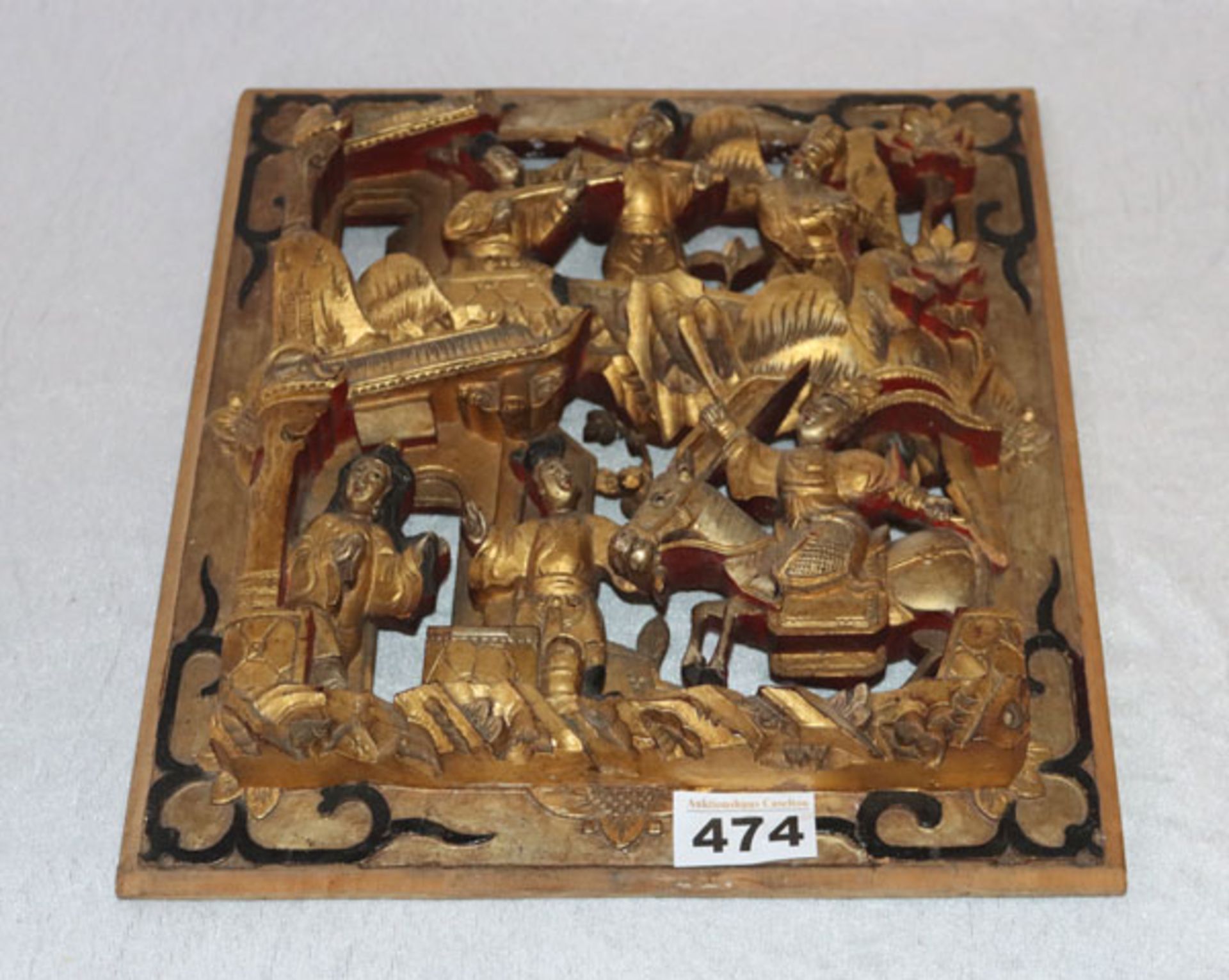 Asiatisches Holzrelief mit figürlichen Szenerien und Pferd beschnitzt, gold gefaßt, 31 cm x 27 cm,