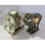 Keramik Pferd und Elefant, beide mit Reliefdekor, farbig glasiert, H 26/24 cm, leicht bestossen