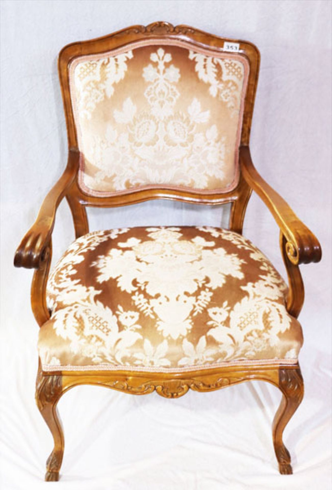 Armlehnstuhl auf geschwungenen Beinen, teils beschnitzt, Sitz und Lehne gepolstert und beige/rose