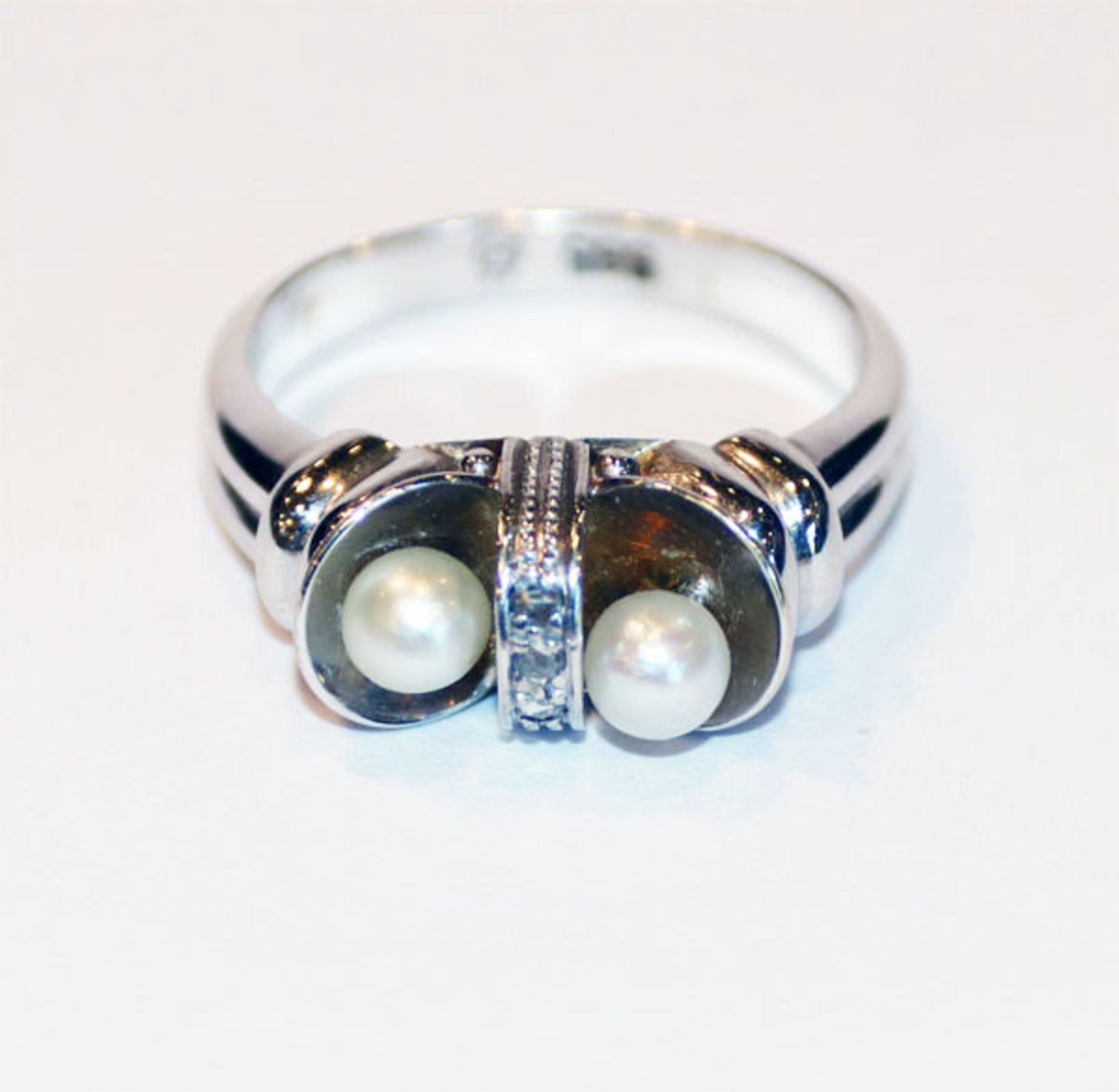 14 k Weißgold Ring mit 2 Perlen und 3 Diamanten, 3,54 gr., Gr. 54