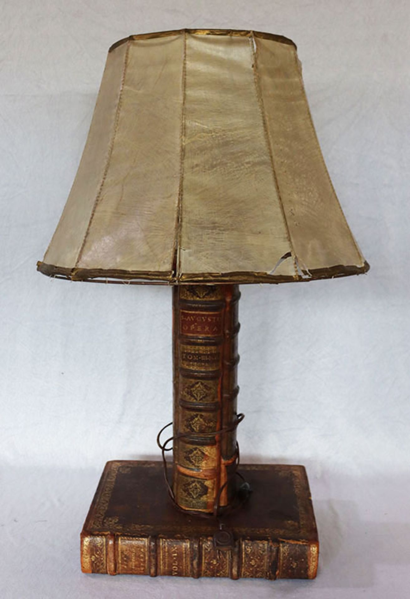 Ausgefallene Tischlampe, Lampenfuß in Buchform auf Buch stehen, beiger Schirm, H 80 cm, D 50 cm,