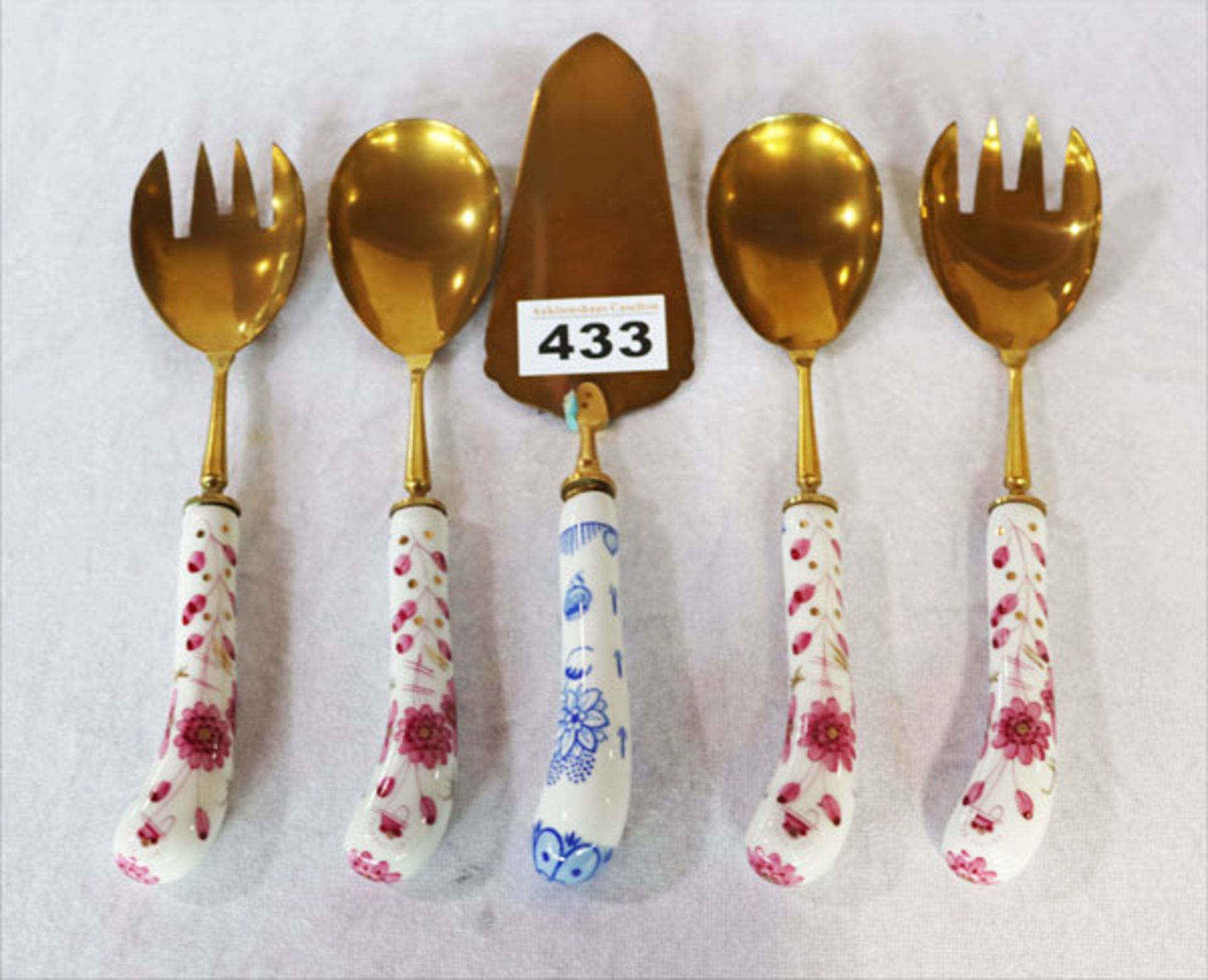 5 Besteck-Vorlegteile mit Porzellangriffen in verschiedenen Dekoren, Gebrauchsspuren