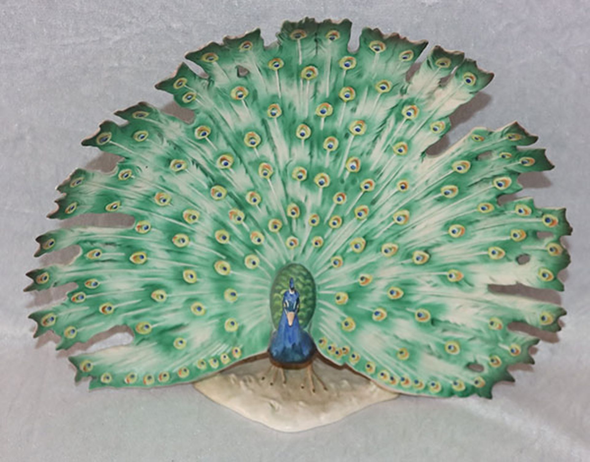 Goebel Tierfigur 'Pfau', radschlagender Pfau auf flachem Natursockel, Biskuitporzellan, farbig