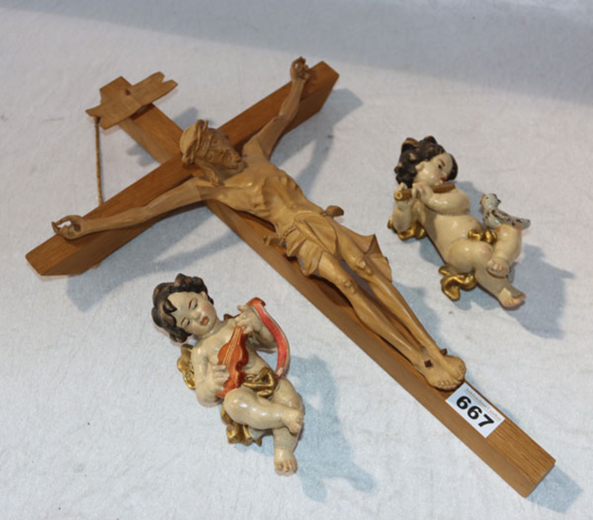 Holzkreuz mit Korpus Christi, H 50 cm x 32 cm, und 2 'Musizierende Engel', farbig gefaßt, H 17 cm,