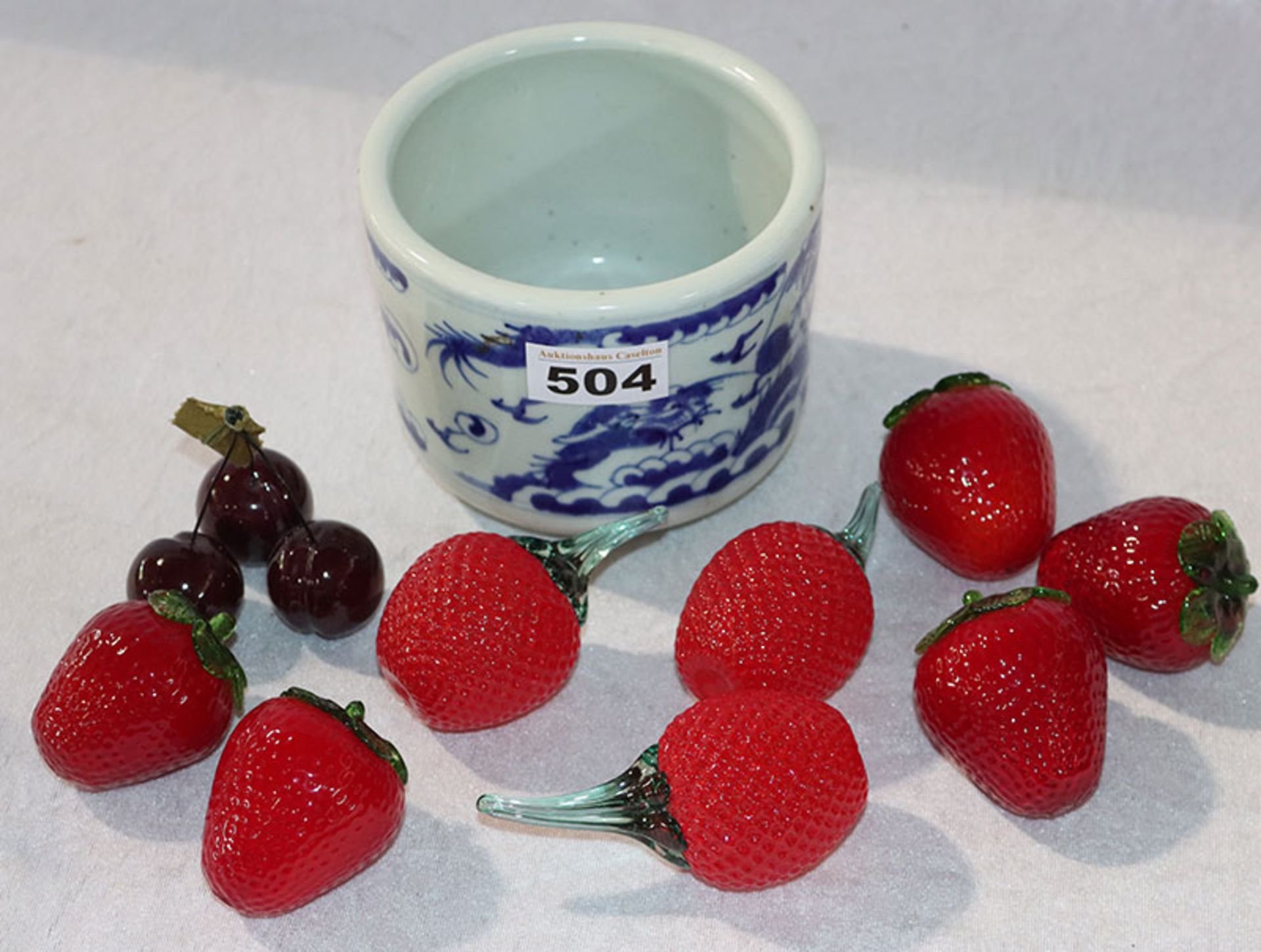 Konvolut von Glasfrüchten, 8 verschiedene Erdbeeren und 3 Kirschen, in chinesischer Schale mit