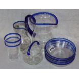 Glas-Konvolut: 2 Henkelkrüge und 2 Becher, 6 Schälchen und Henkelkörbchen, alles mit blauem Rand,