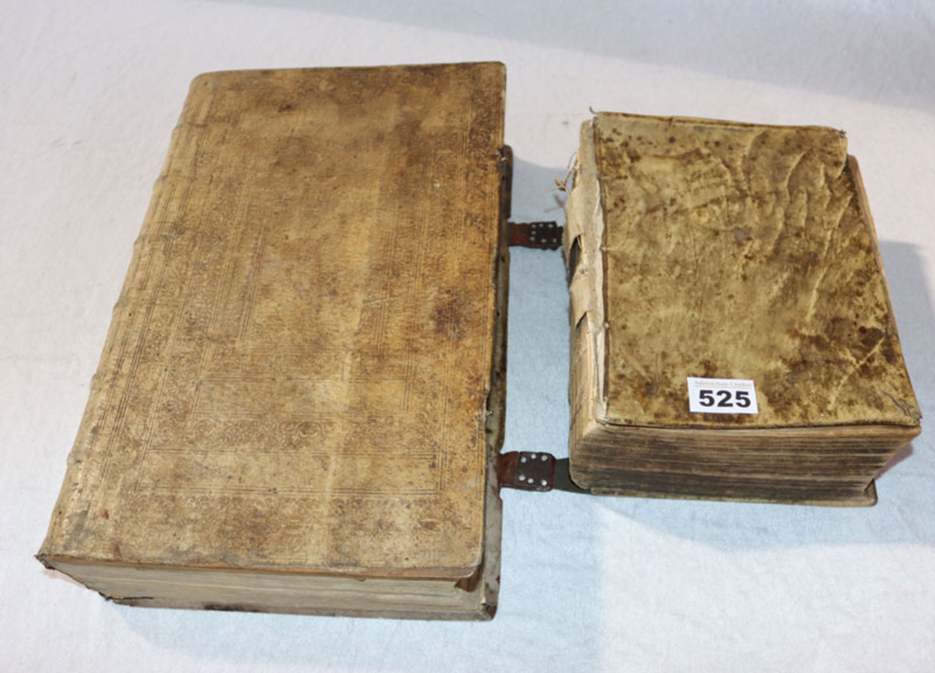 Buch 'Sechs Bücher vom wahren Christenthum!, Achte Auflage, Erfurt, 1758, beschädigt und 'Biblia