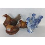 3 Holzdosen in Form von Hühnern, bemalt, H 13/20 cm, und 2 Porzellanfiguren 'Hühner', blau bmalt,
