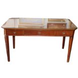 Schreibtisch, Korpus mit 3 Schüben, Glasplatte, H 76 cm, B 137 cm, T 47 cm, Gebrauchsspuren