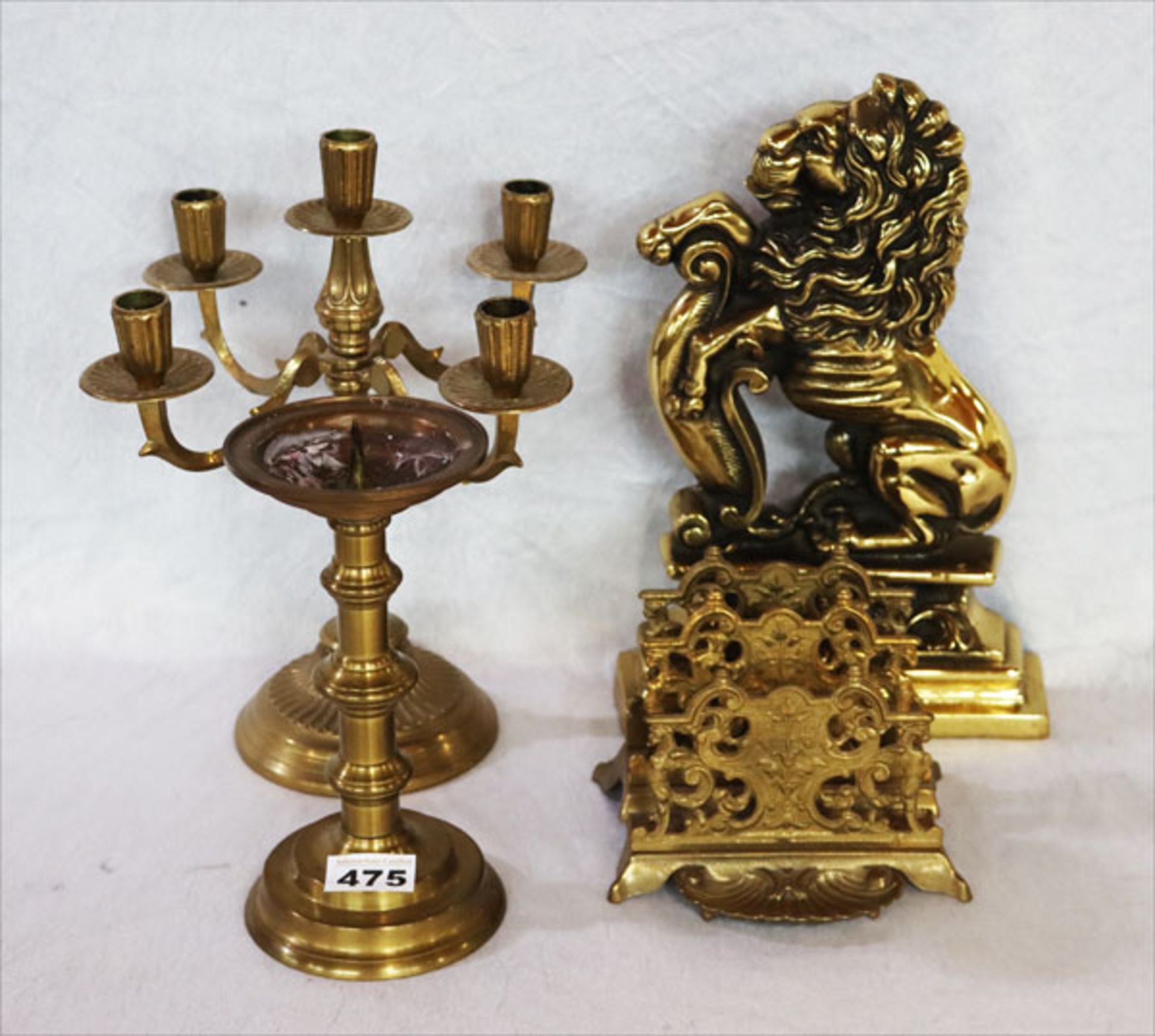 Messing-Konvolut: Kerzenleucher, 22 cm, und 5 armiger Kerzenleuchter, H 31 cm, Briefhalter, H 13,5