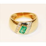 18 k Gelbgold geprüfter Ring mit Turmalin und 10 Diamanten, 6,8 gr., Gr. 52