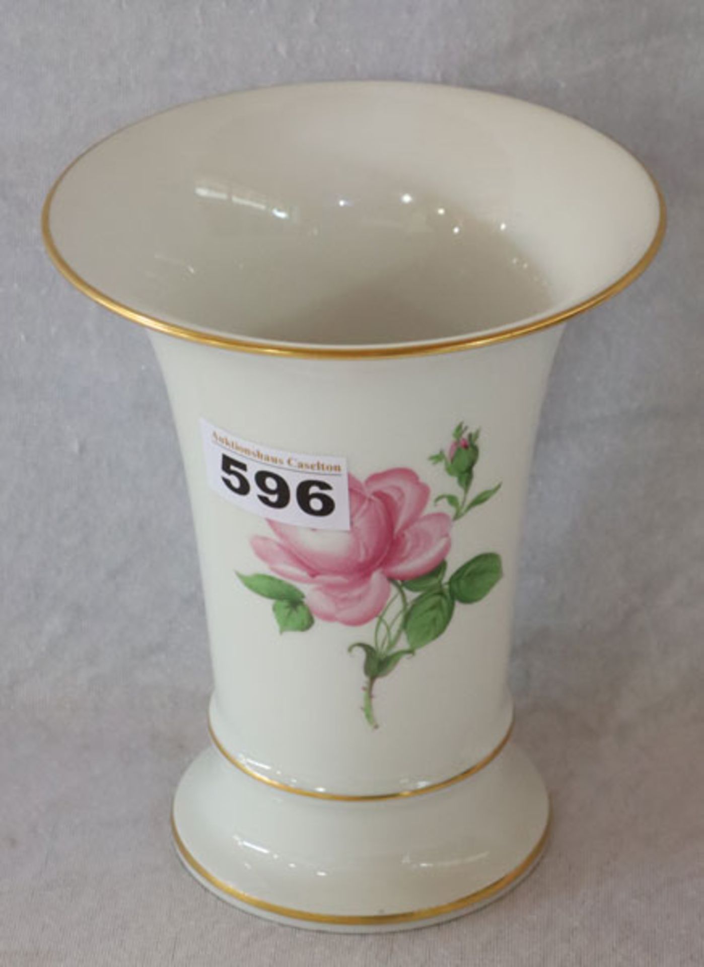 Meissen Bechervase mit Rosenmalerei und Goldrand, H 17 cm, D 13,5 cm