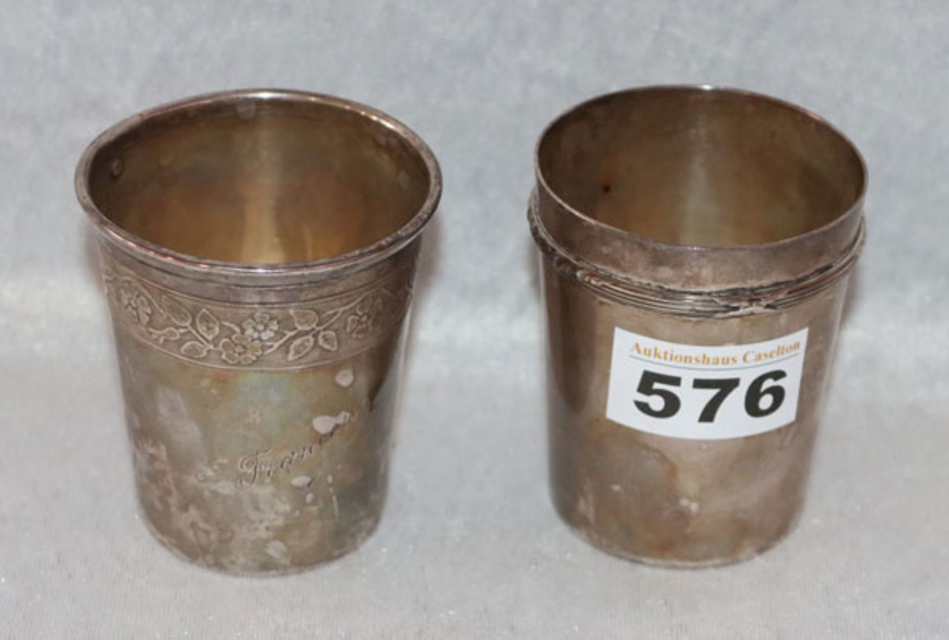 2 Silberbecher mit Randdekor, 149 gr., teils verbeult, Gebrauchsspuren