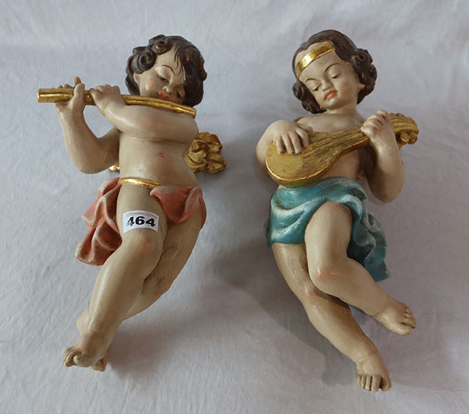 Paar Holzskulpturen 'Musizierende Engel', farbig gefaßt, H 42 cm, leicht berieben