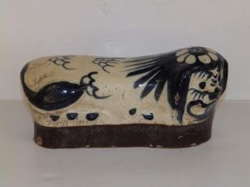 A Chinese blue & white pillow in the form of a recumbent lion, 10" across.