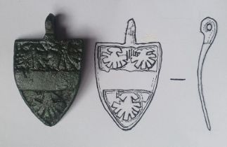 A medieval horse pendant depicting the arms of Sir William Dacre - circa 1300/1305, 1.75".