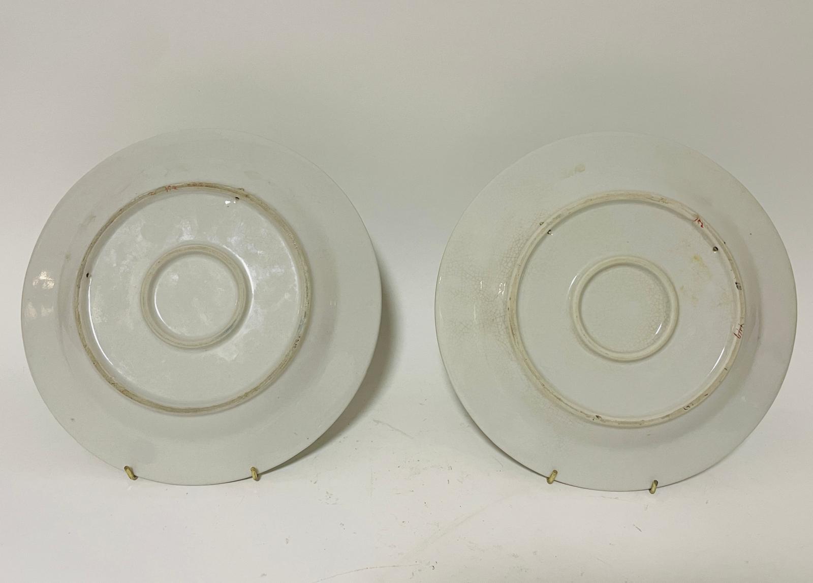 A pair of colour decorated porcelain plates, decorated exotic birds, 10.25" diameter. (2) - Bild 2 aus 5
