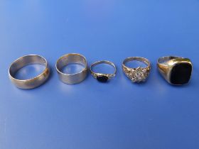 Two 9ct gold wedding rings, a 9ct signet ring and two other rings - one a/f. (5)