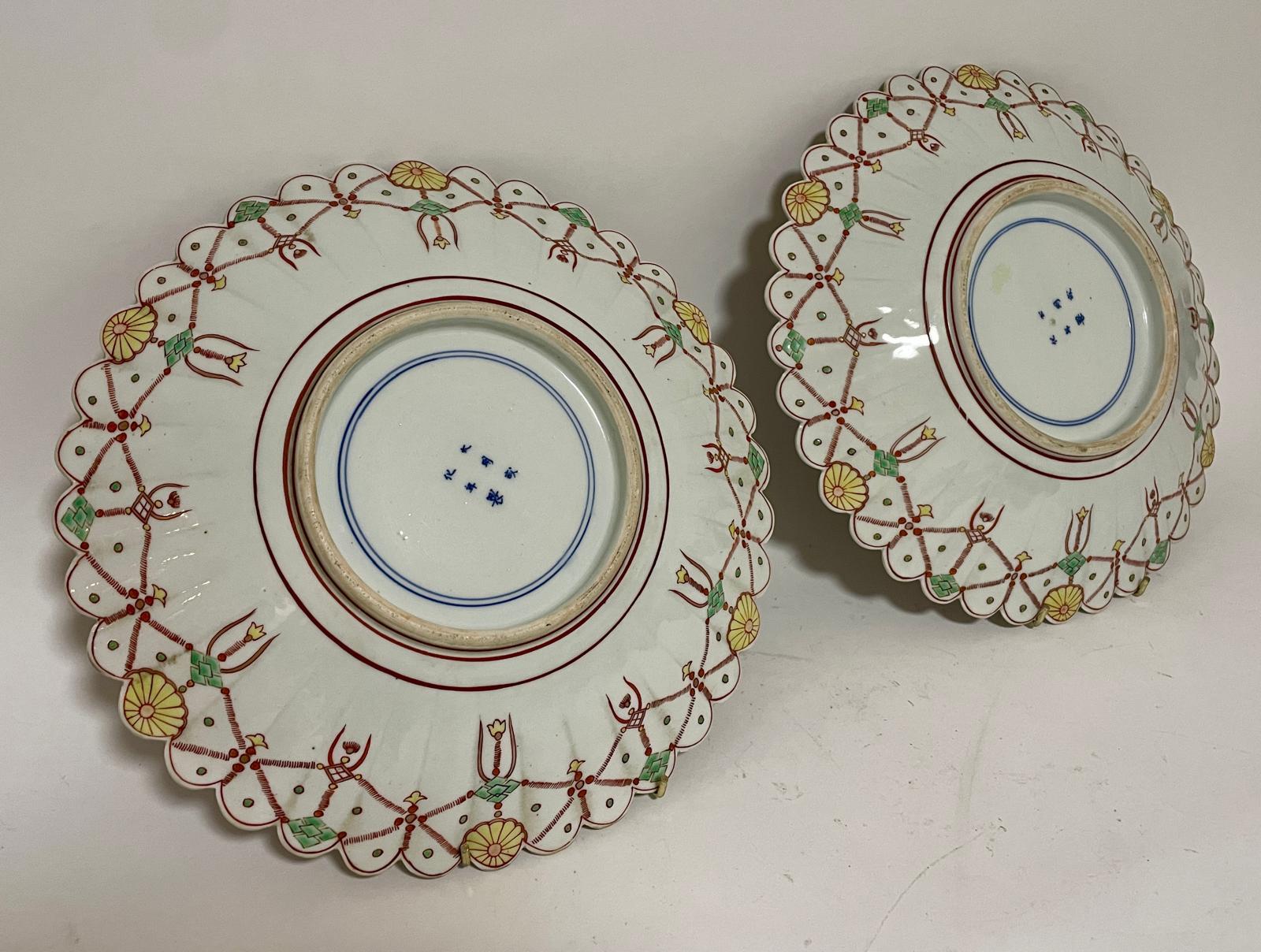 A pair of Japanese porcelain chargers with panelled decoration, scalloped rims, 12" diameter (2) - Bild 2 aus 3