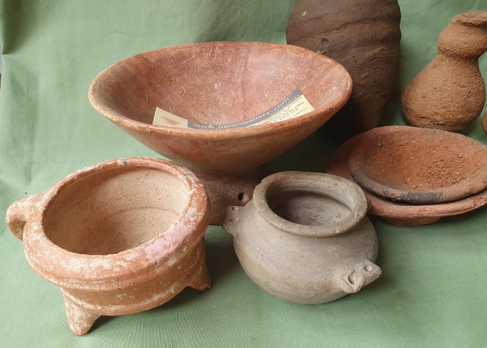 A collection of pre-Colombian and other pottery artefacts. - Image 2 of 6