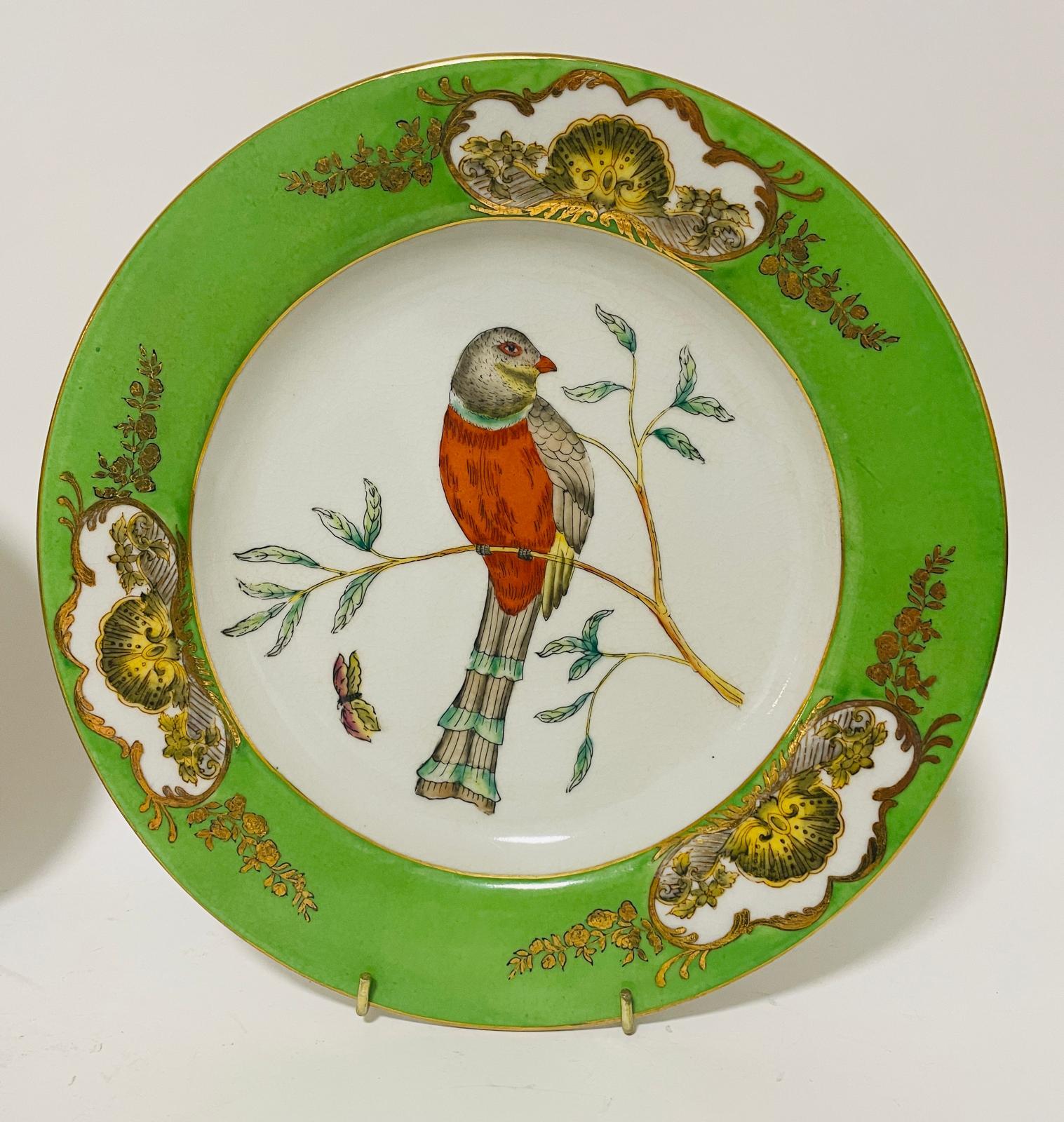 A pair of colour decorated porcelain plates, decorated exotic birds, 10.25" diameter. (2) - Bild 3 aus 5