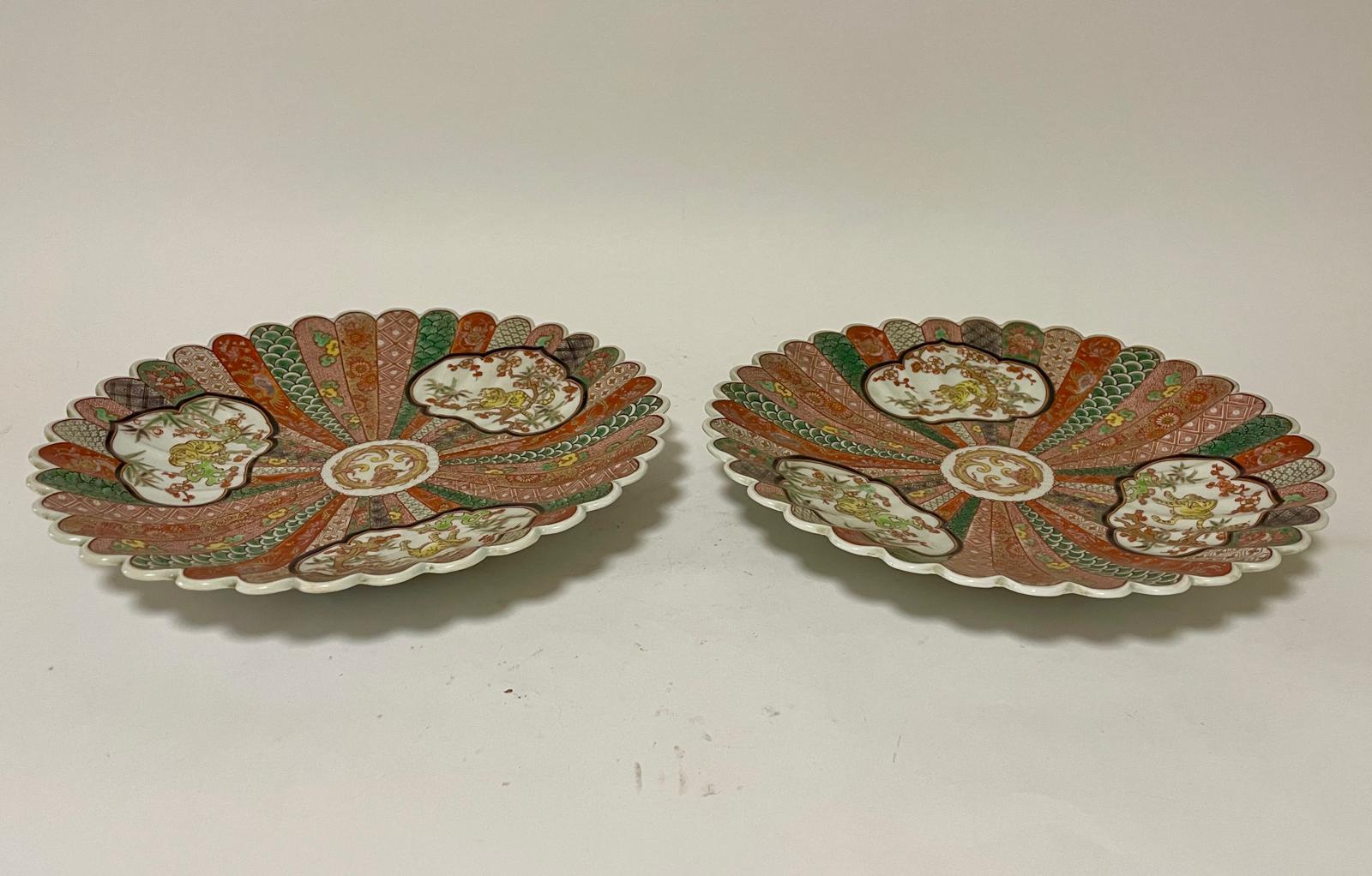 A pair of Japanese porcelain chargers with panelled decoration, scalloped rims, 12" diameter (2) - Bild 3 aus 3
