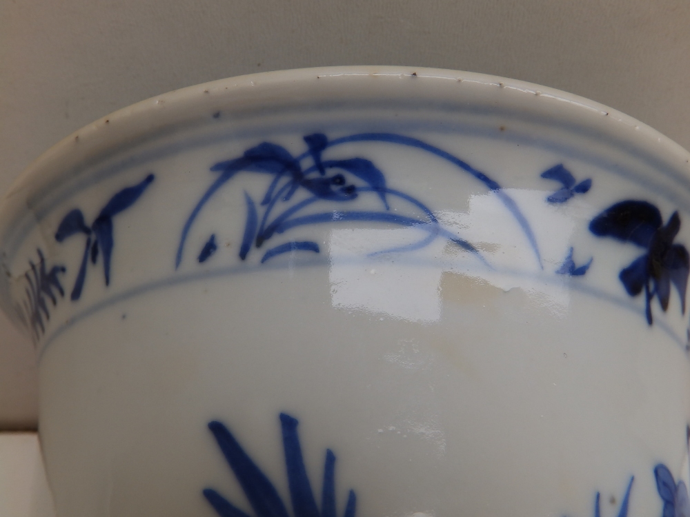 A Chinese blue & white porcelain cylinder vase with flared rim, decorated with a continuous scene - Image 9 of 11