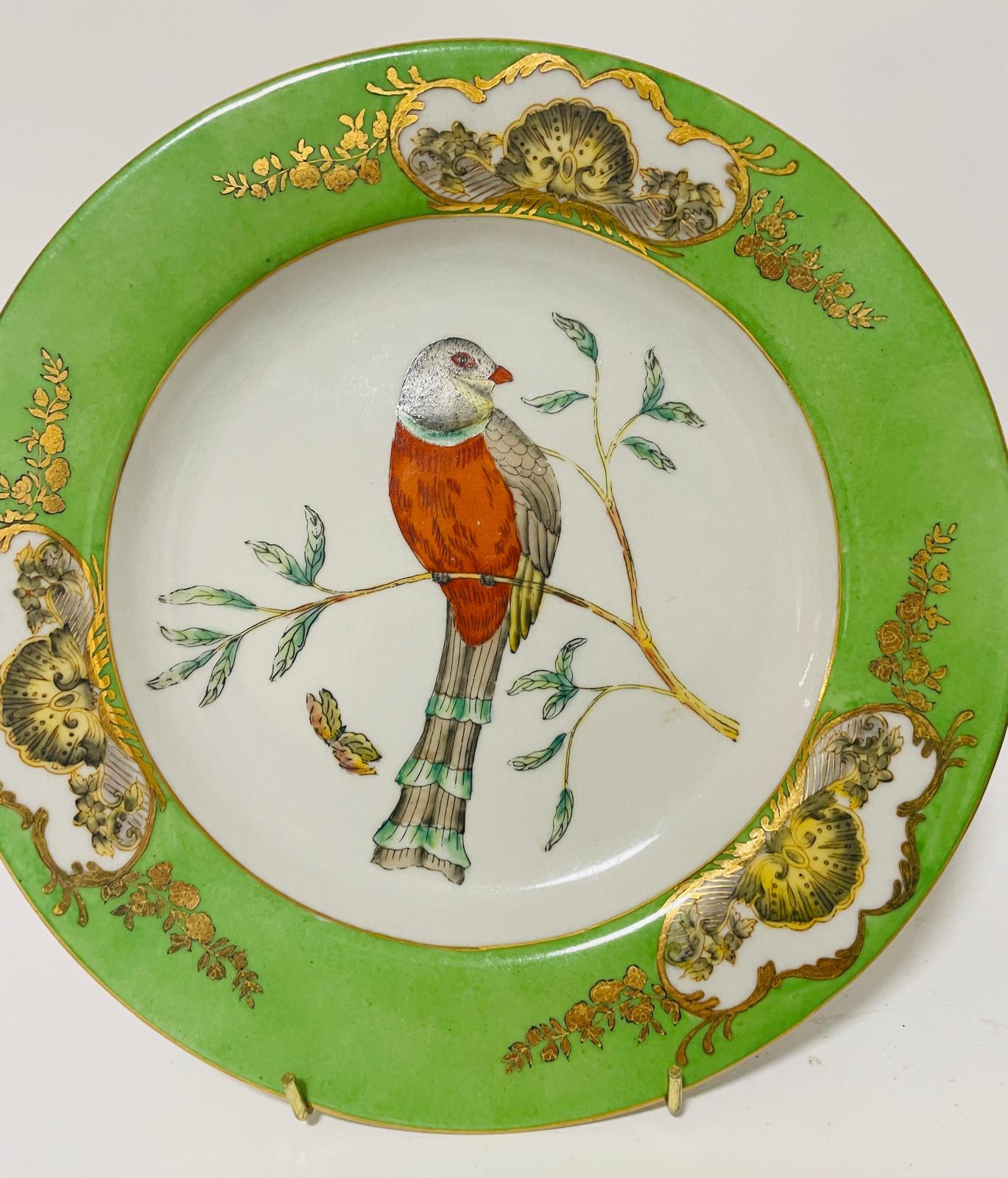 A pair of colour decorated porcelain plates, decorated exotic birds, 10.25" diameter. (2) - Bild 5 aus 5