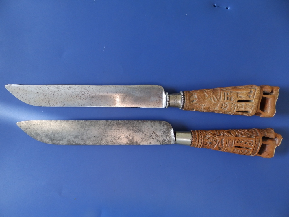 Two 19thC Dutch table knives, having bold tapering carved wooden handles, each surmounted by two - Image 3 of 5