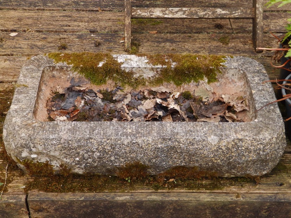 A rectangular stone bird trough, 24" x 13". SEPARATE VIEWING ARRANGEMENTS EXCLUDING SATURDAY.