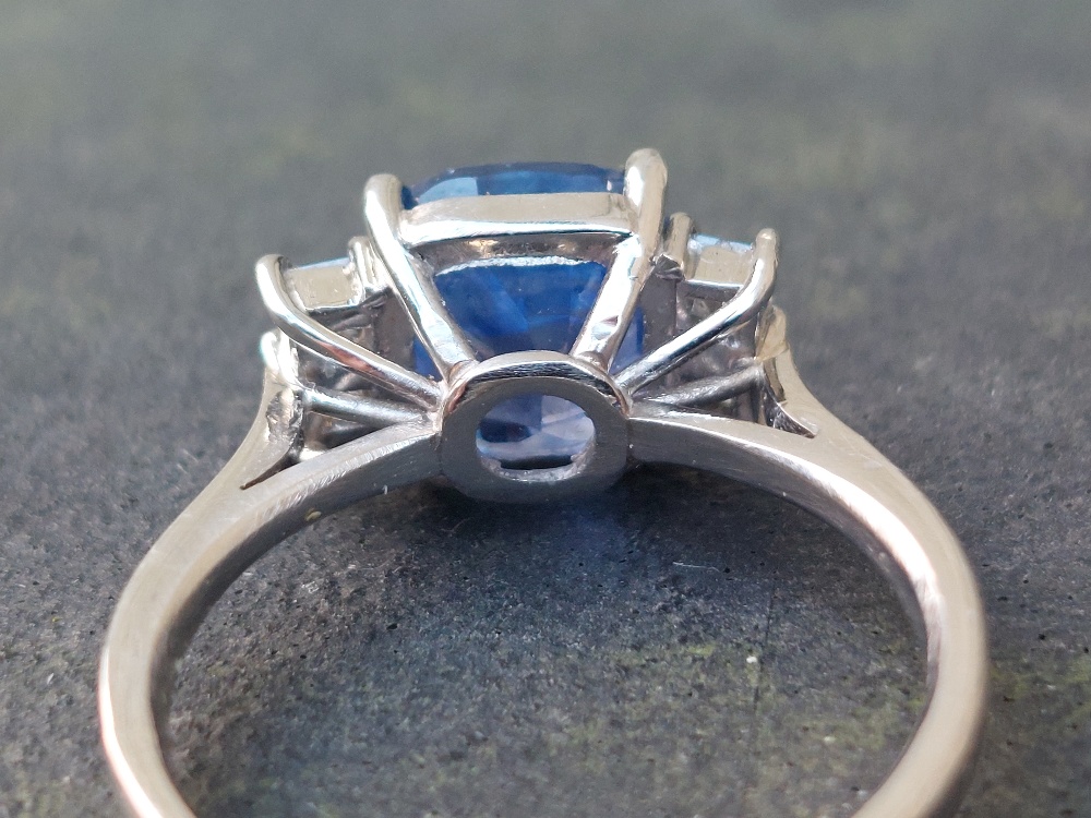 A certified natural 3.54 carat Sri-Lankan sapphire & diamond ring, the four-claw set rectangular - Image 5 of 6