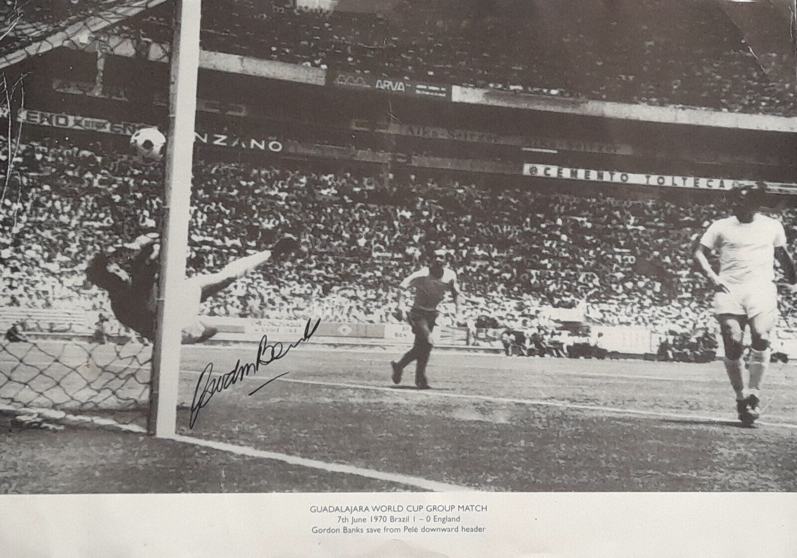 GORDON BANKS SAVE FROM PELE 1970 WORLD CUP AUTOGRAPHED PHOTO