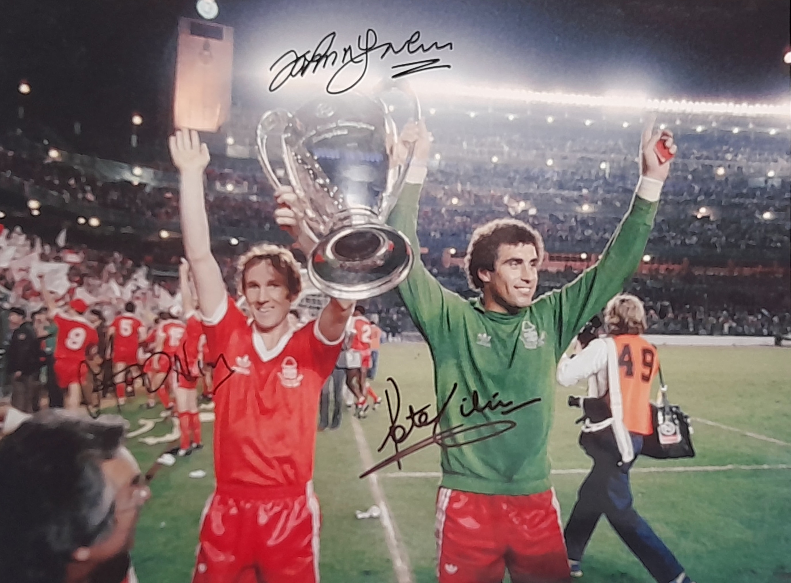 NOTTINGHAM FOREST 1980 EUROPEAN CUP AUTOGRAPHED PHOTO